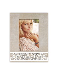 Portafoto in legno naturale/bianco intarsiata fiori Cm. 17x22 - Foto cm. 10x15