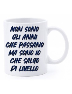 Tazza mug ceramica "La str..azzata" in scatola - Non sono gli anni che passano ma sono io che salgo di livello