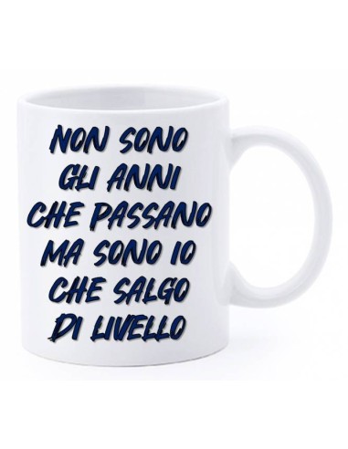 Tazza mug ceramica "La str..azzata" in scatola - Non sono gli anni che passano ma sono io che salgo di livello